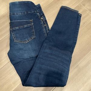 Rock and republic from Kohl’s. 
Size 4
Never worn. Just washed one time.